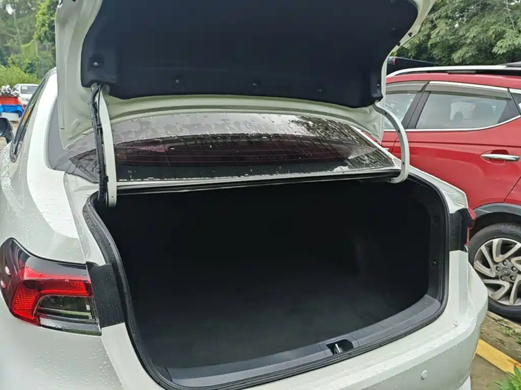 Toyota Corolla — фото 19