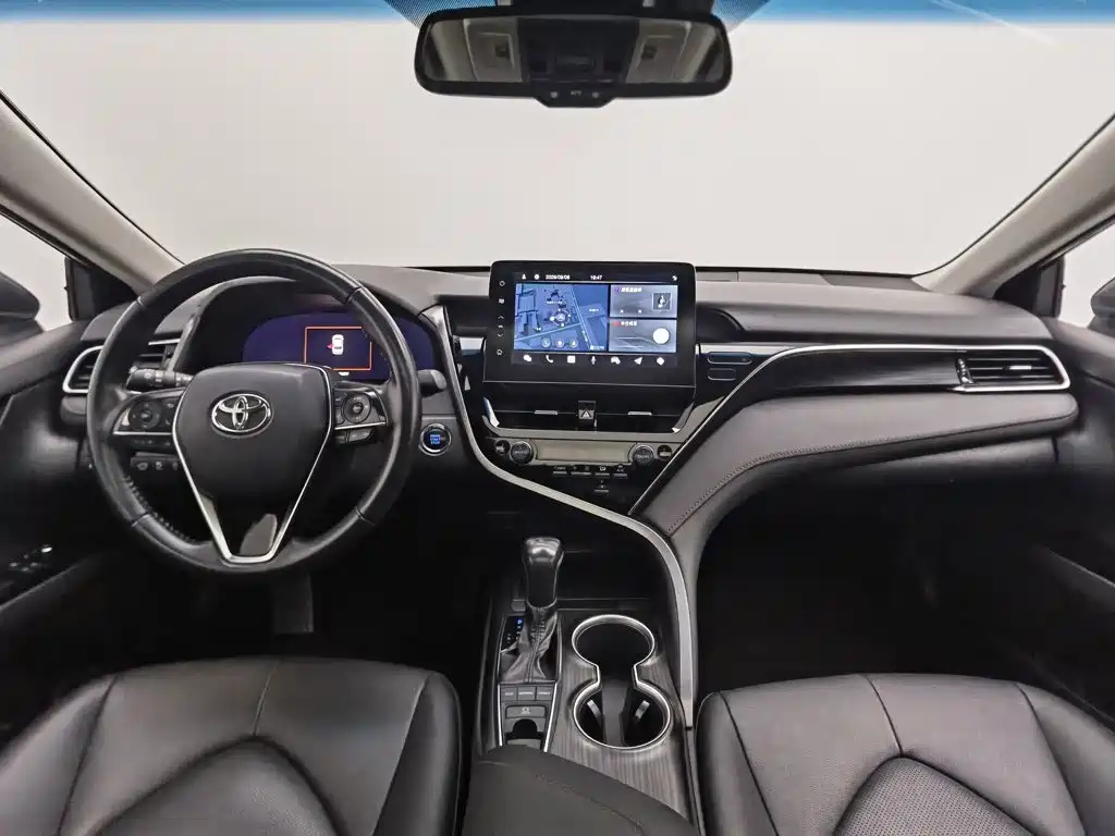 Toyota Camry — фото 5
