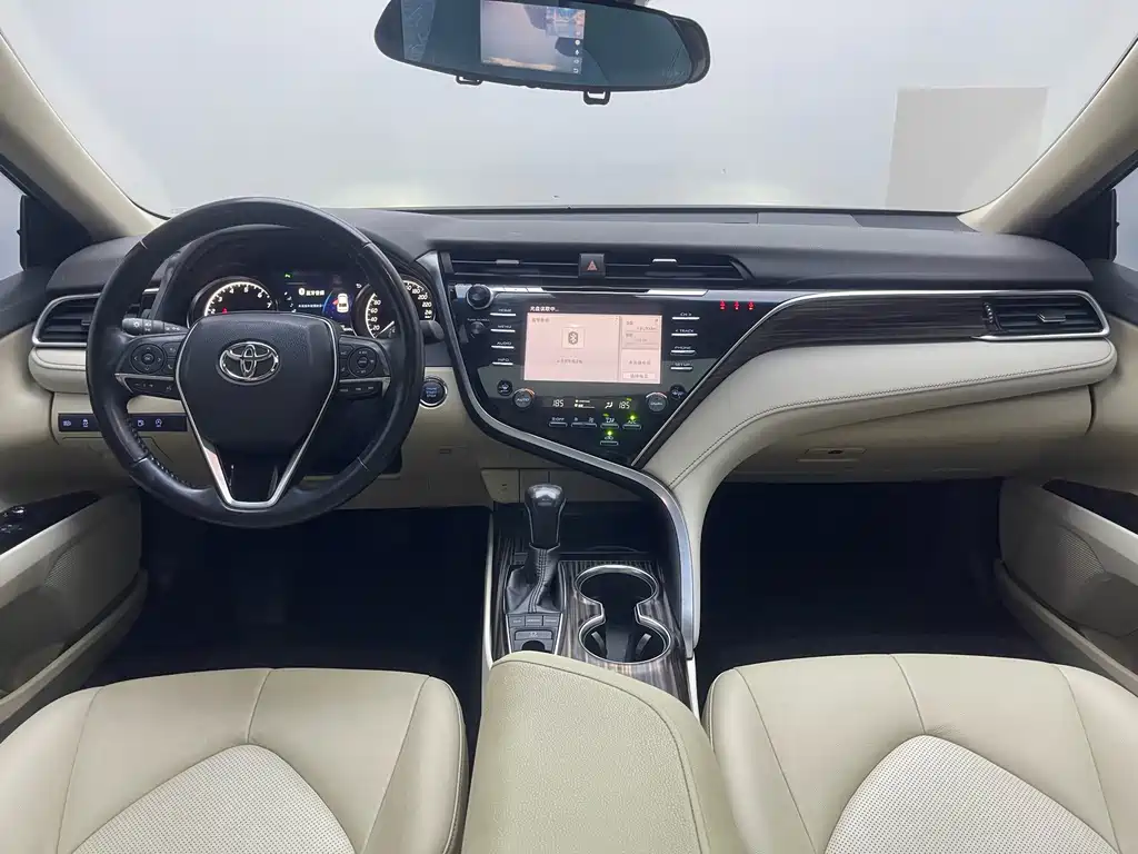 Toyota Camry — фото 15