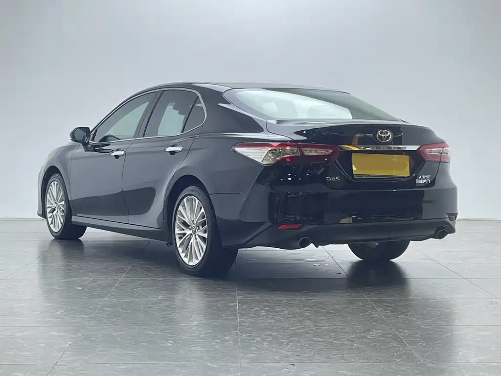 Toyota Camry — фото 21