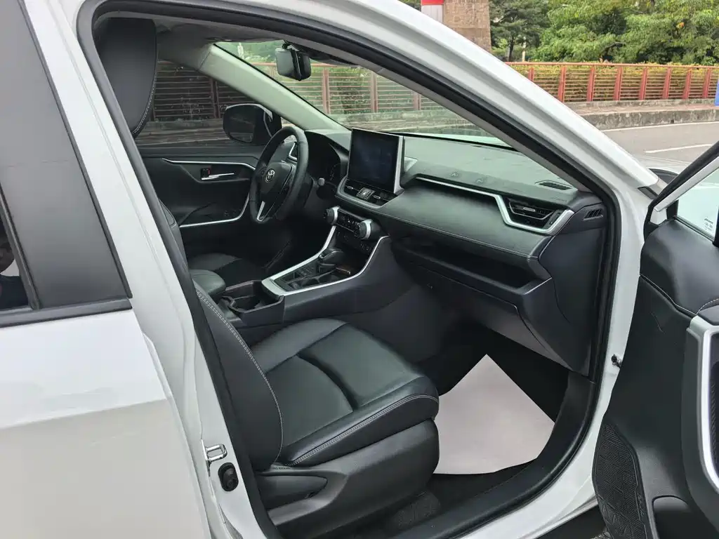 Toyota RAV4 — фото 13