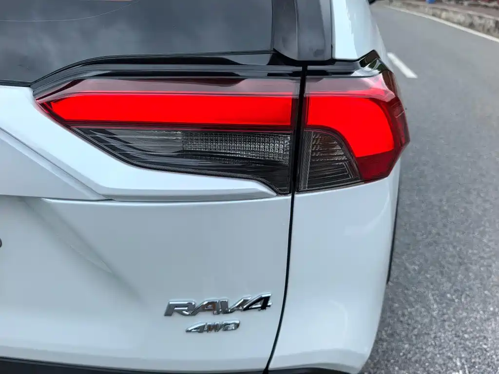 Toyota RAV4 — фото 18