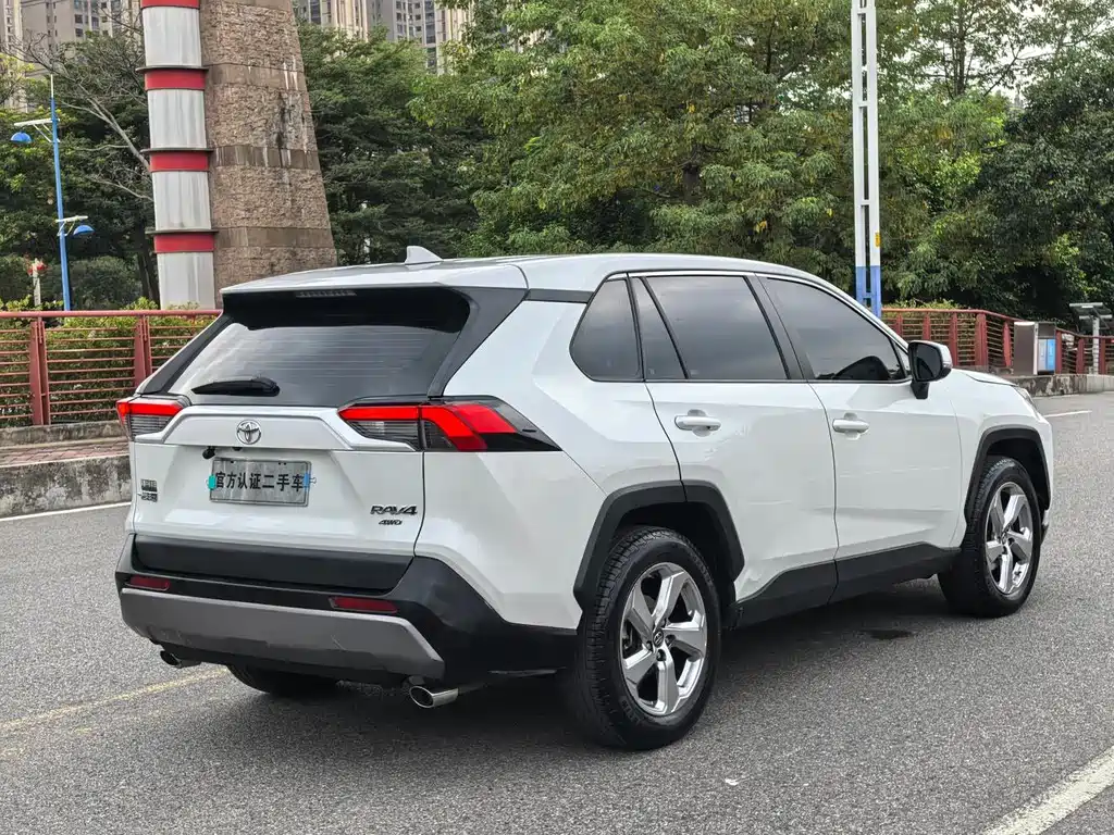 Toyota RAV4 — фото 19