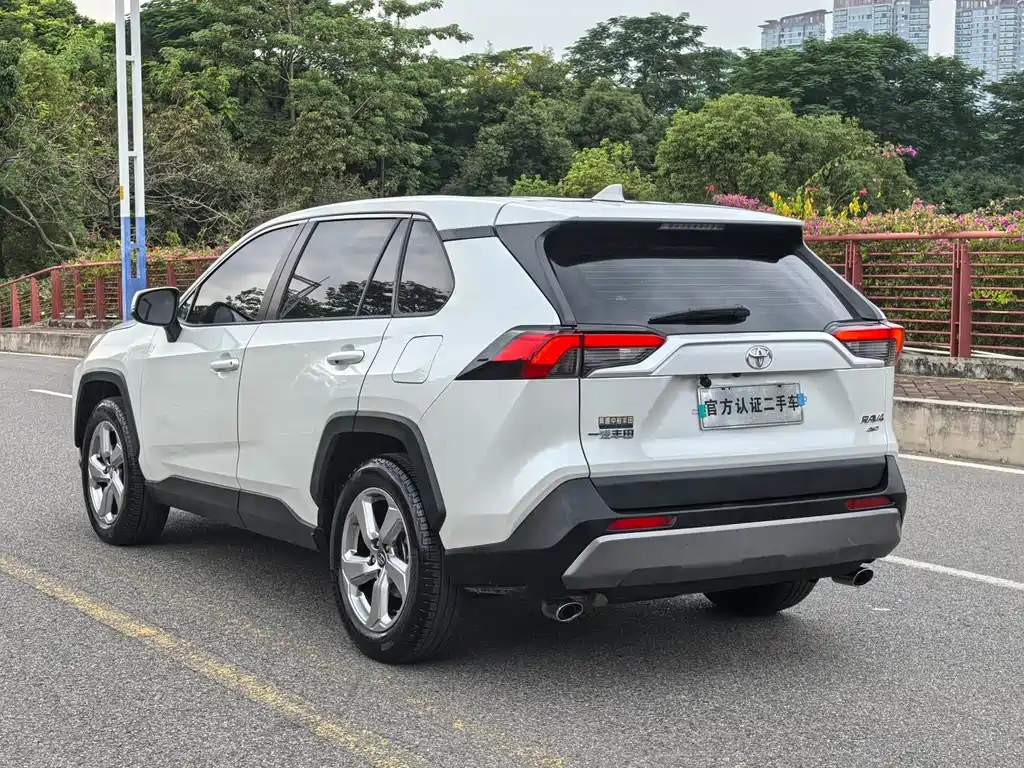Toyota RAV4 — фото 21