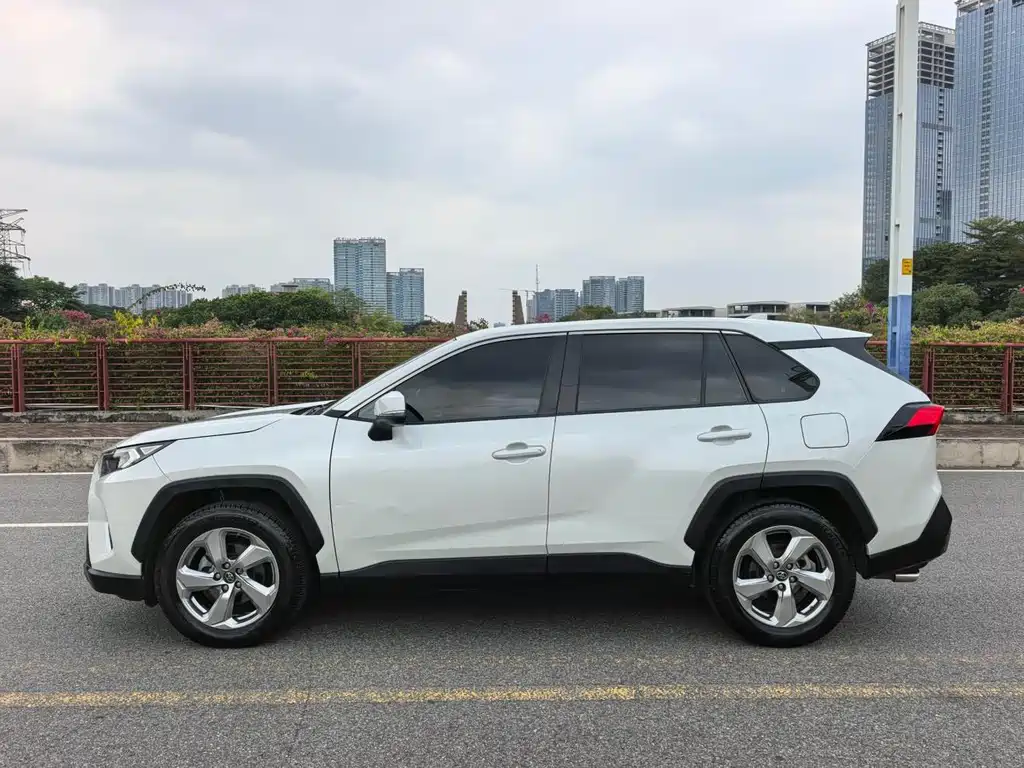 Toyota RAV4 — фото 22