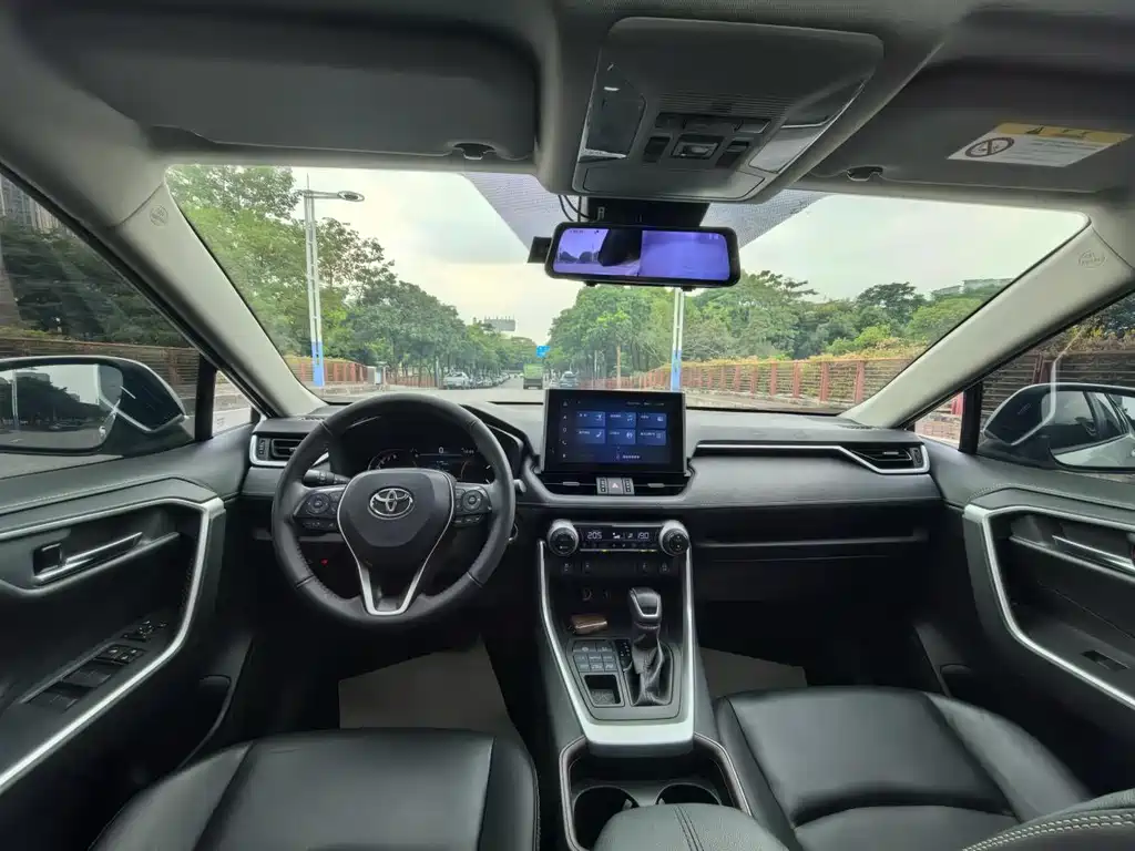 Toyota RAV4 — фото 9