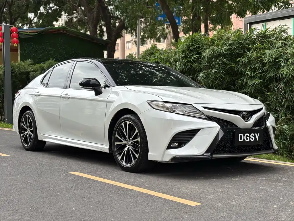 Toyota Camry — фото 3