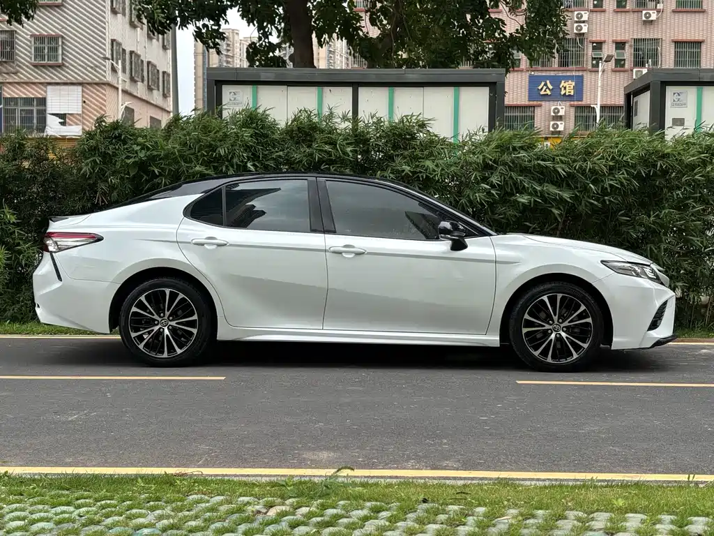 Toyota Camry — фото 4