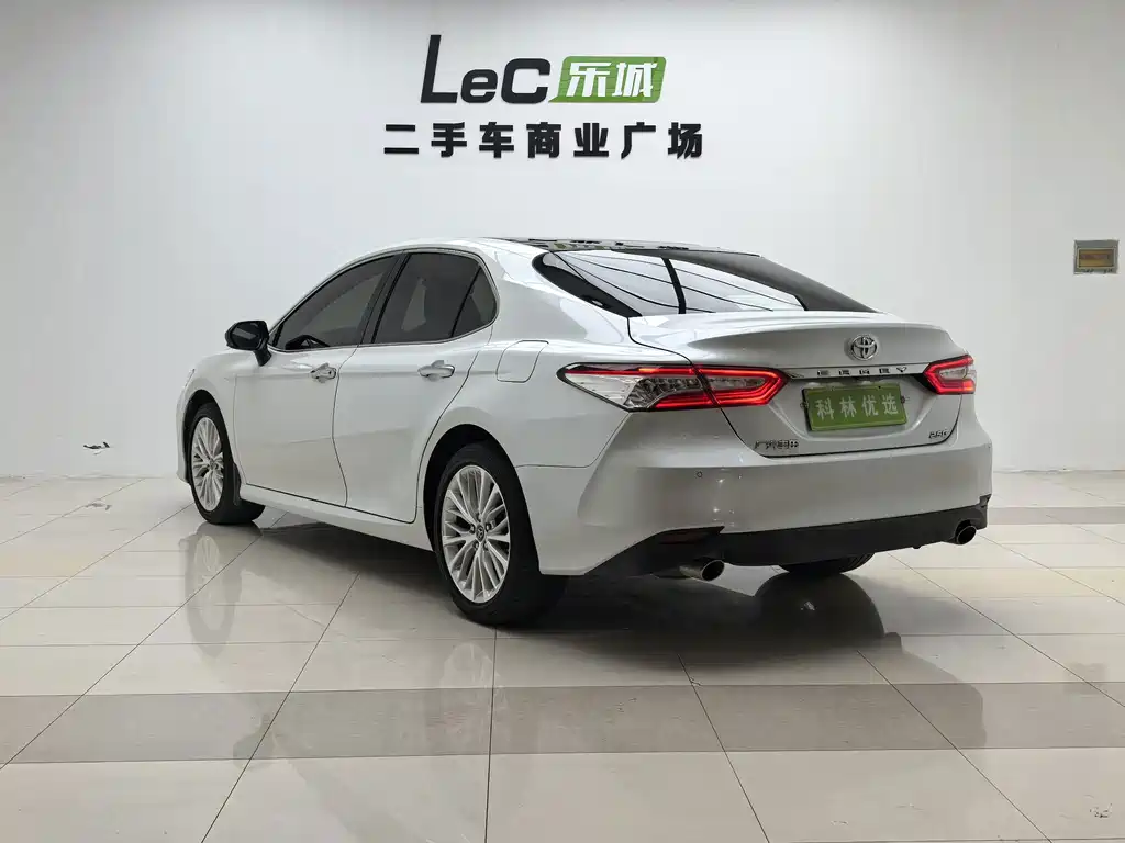 Toyota Camry — фото 2