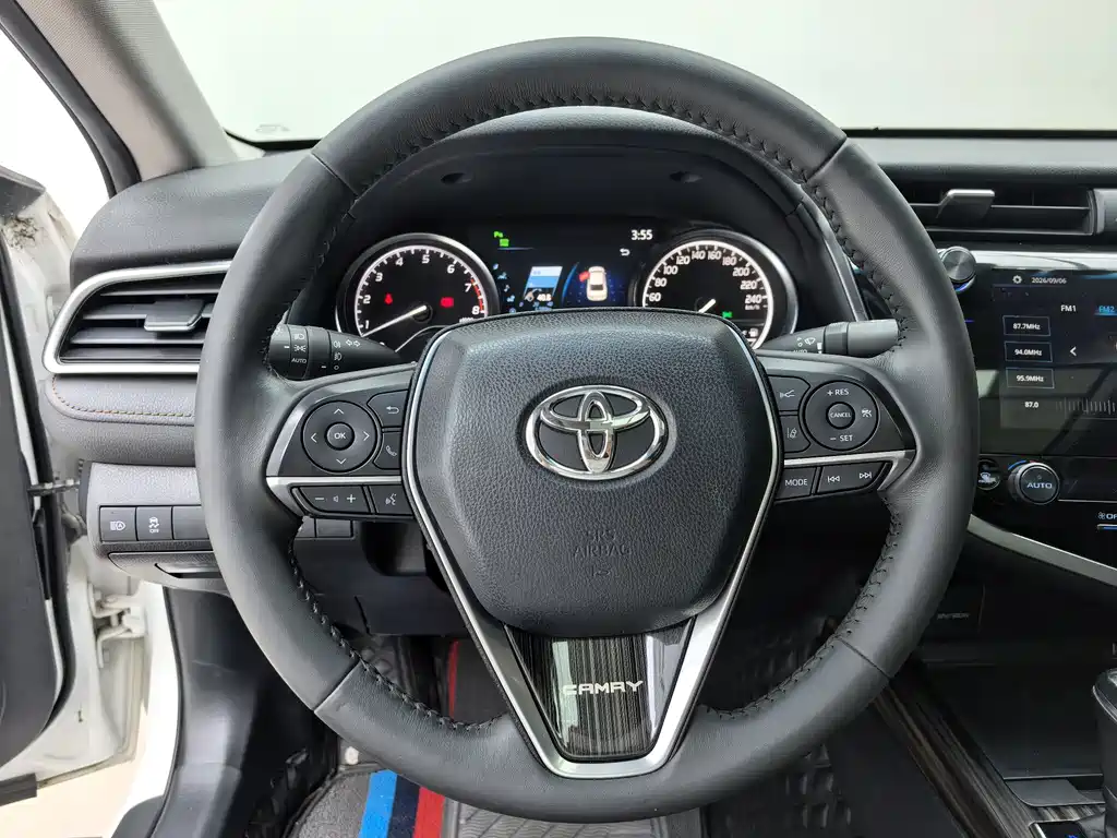 Toyota Camry — фото 14