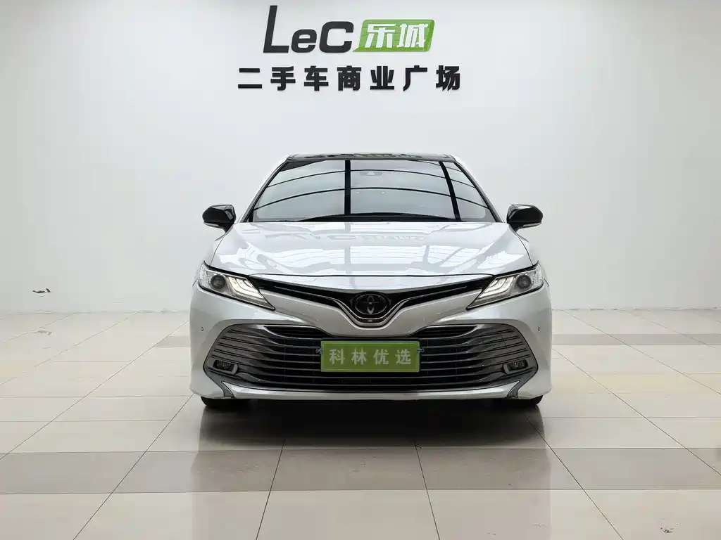 Toyota Camry — фото 4