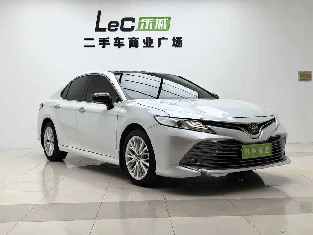 Toyota Camry — фото 5