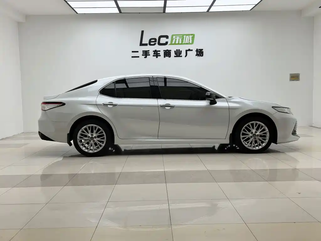 Toyota Camry — фото 7