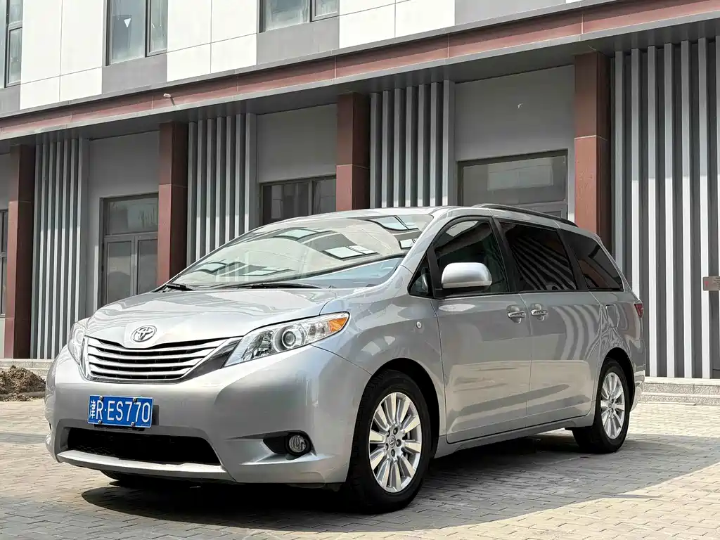Toyota Sienna — фото 3