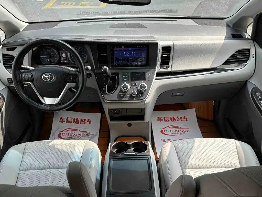 Toyota Sienna — фото 4