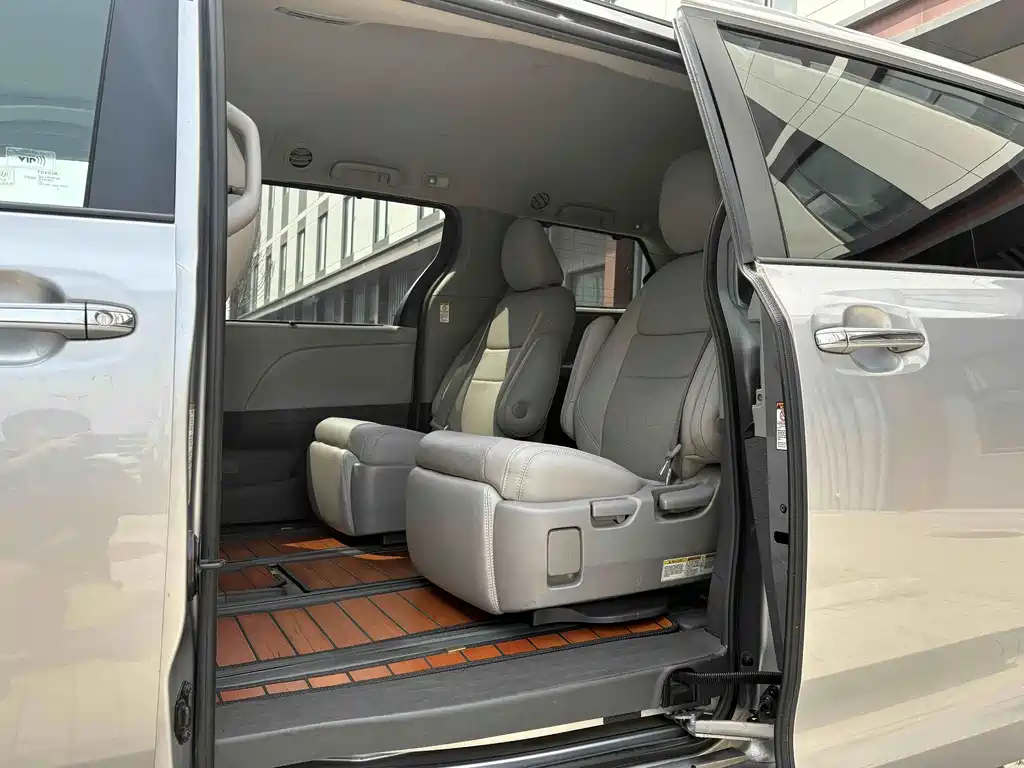 Toyota Sienna — фото 5