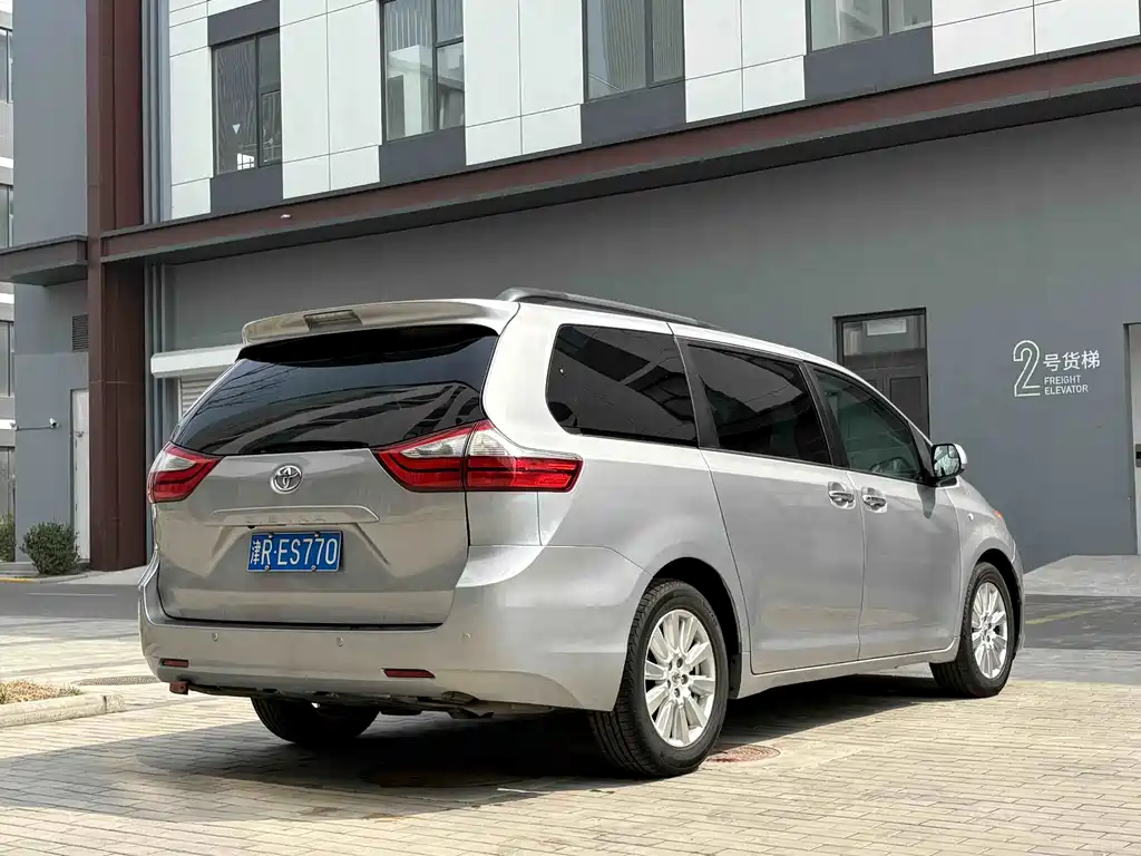 Toyota Sienna — фото 8