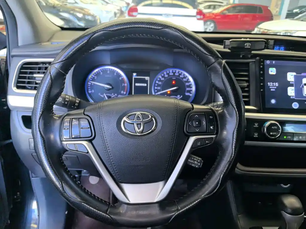 Toyota Highlander — фото 11