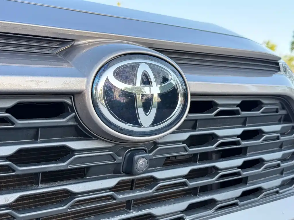 Toyota RAV4 — фото 14