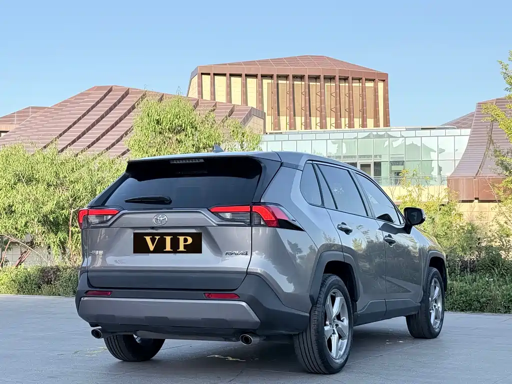 Toyota RAV4 — фото 19