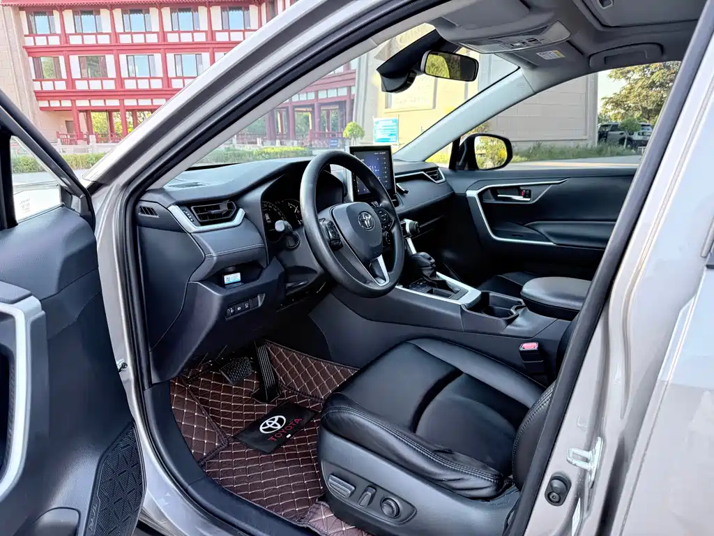 Toyota RAV4 — фото 4