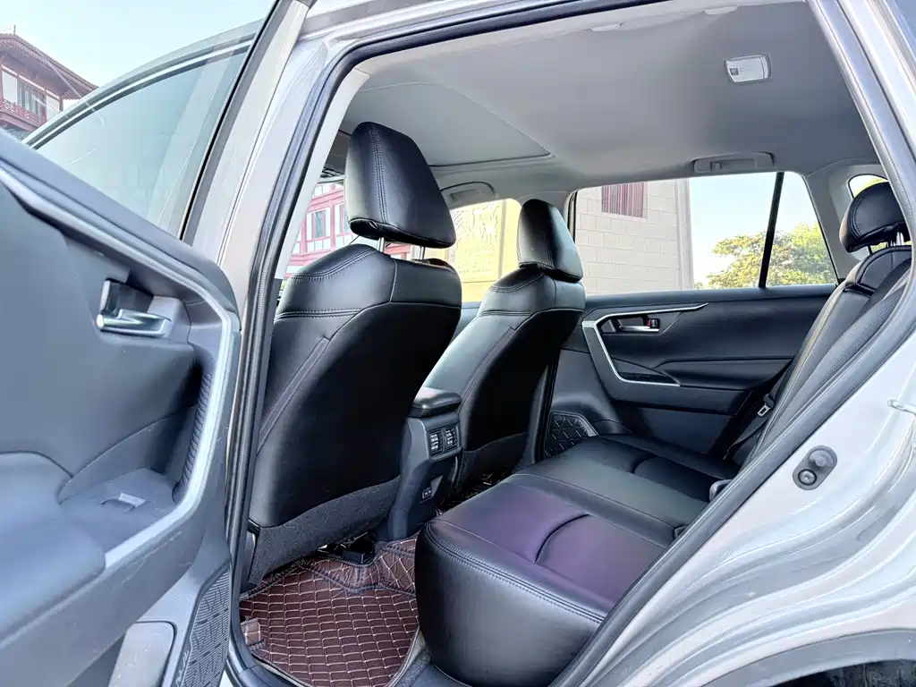 Toyota RAV4 — фото 6