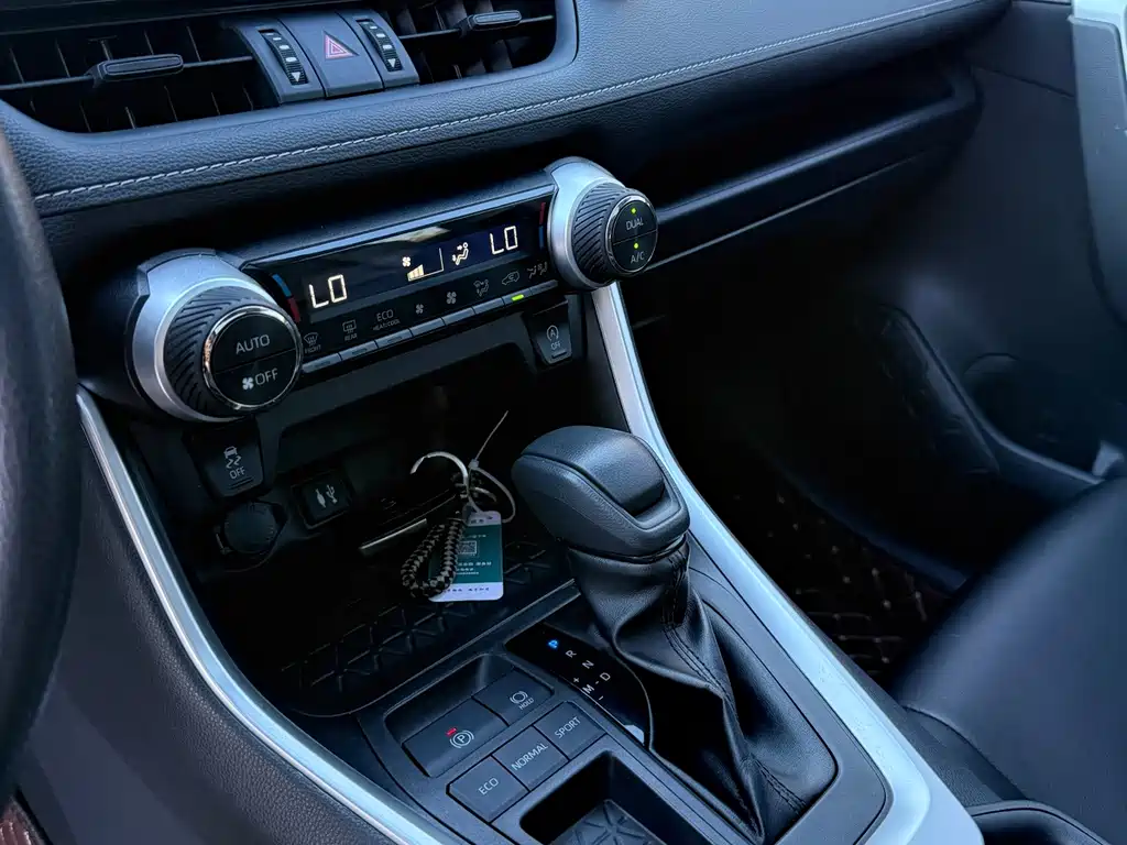 Toyota RAV4 — фото 7