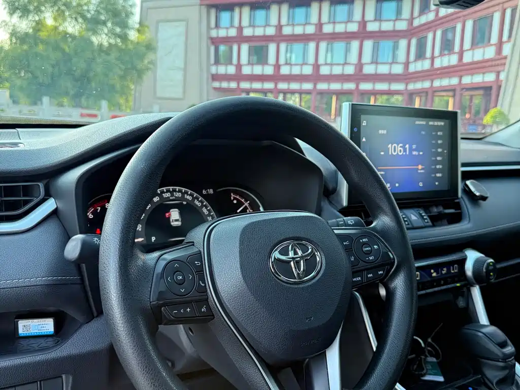 Toyota RAV4 — фото 8