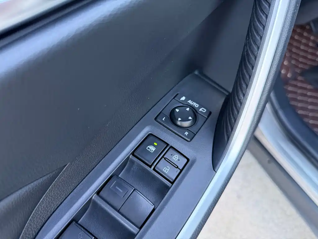 Toyota RAV4 — фото 10