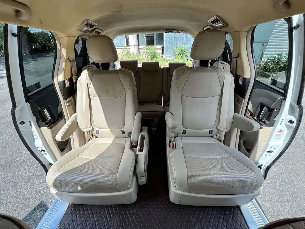 Toyota Previa — фото 13
