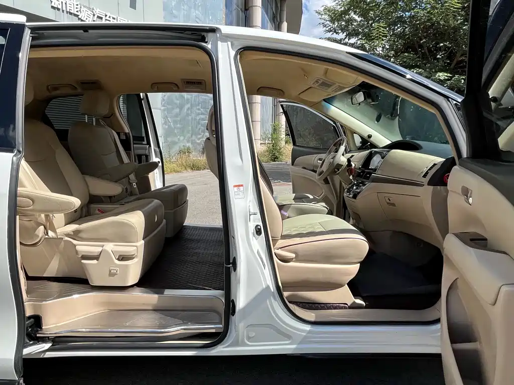 Toyota Previa — фото 19