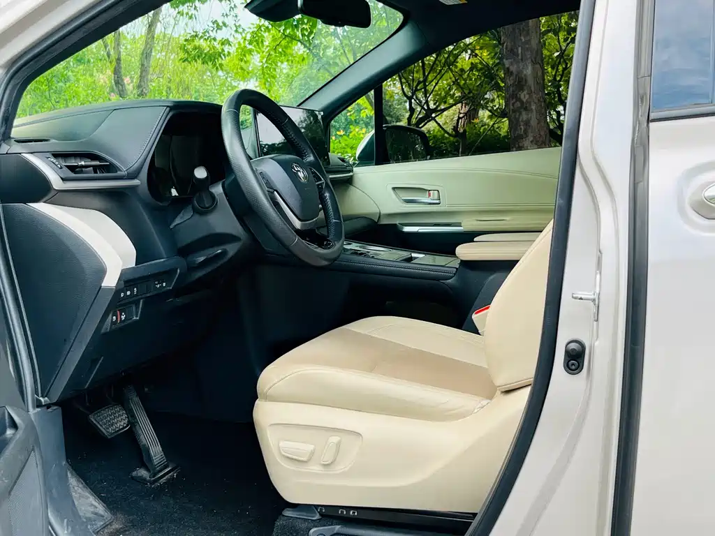 Toyota Sienna — фото 14