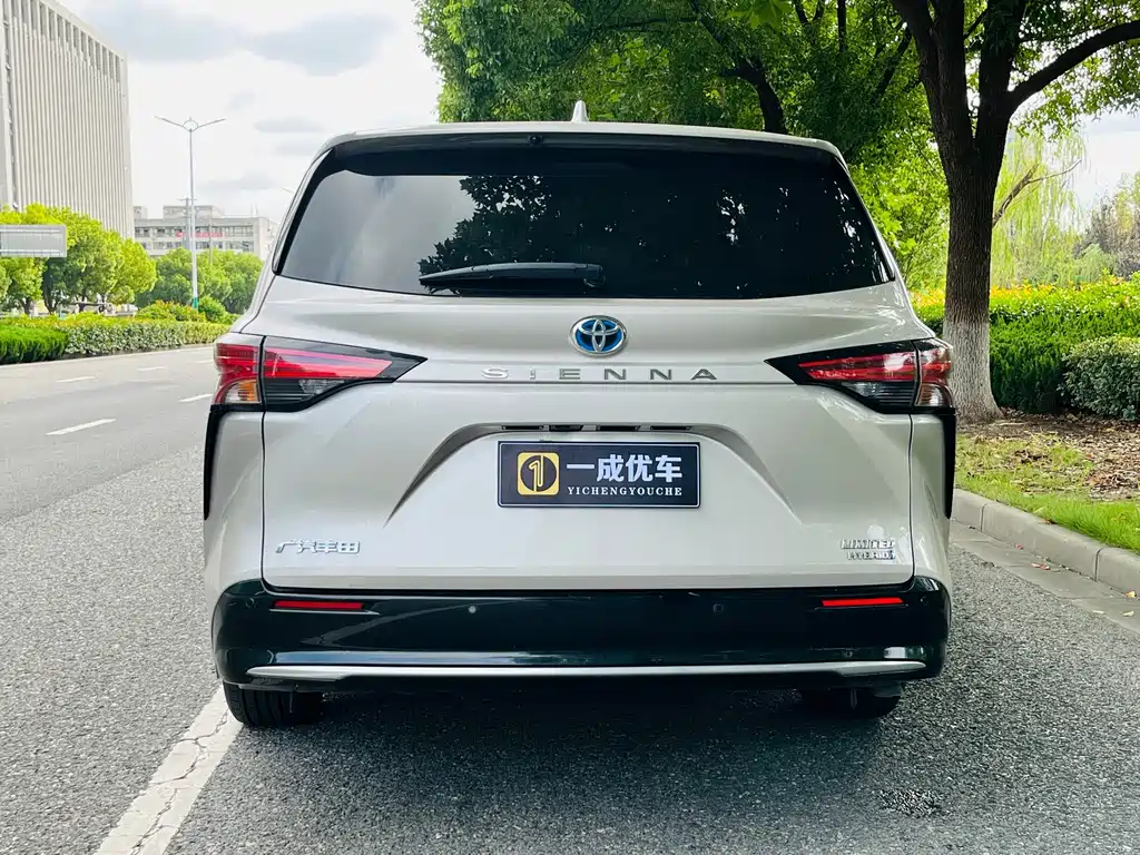 Toyota Sienna — фото 4