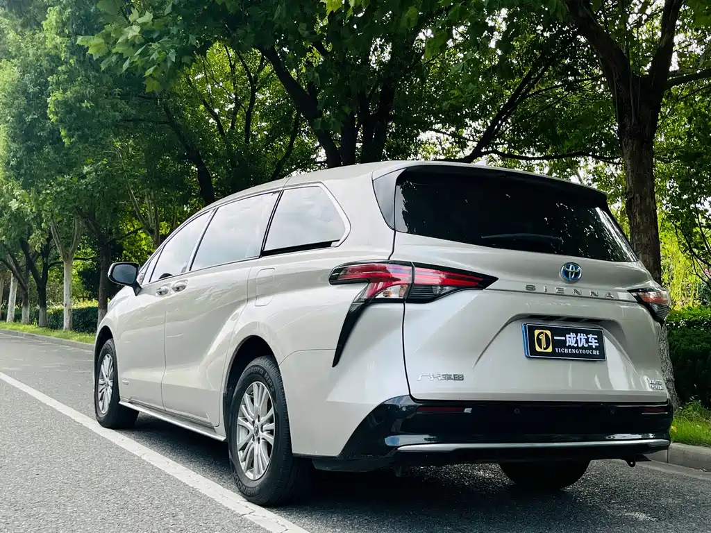 Toyota Sienna — фото 5