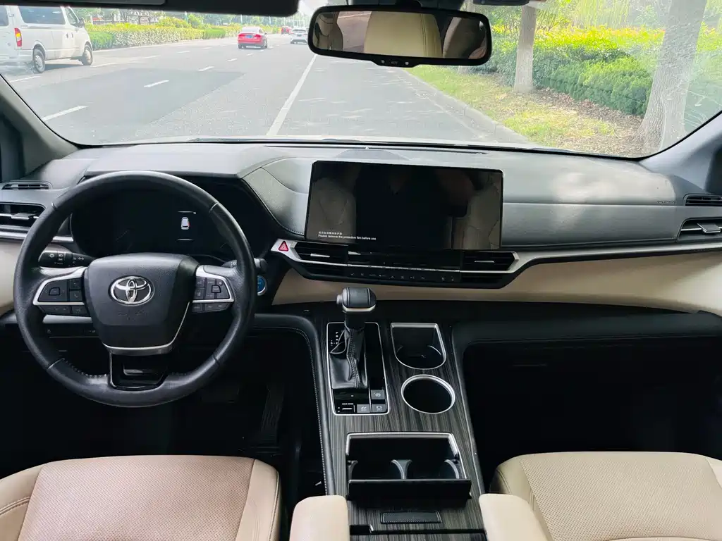 Toyota Sienna — фото 10