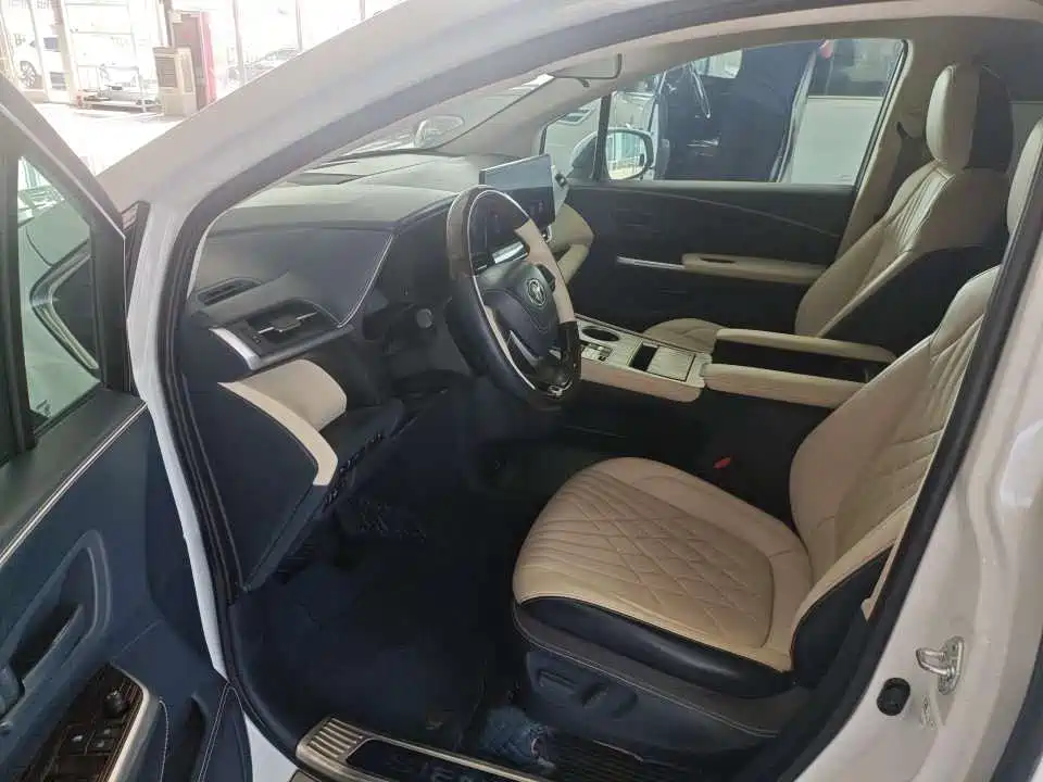 Toyota Sienna — фото 2