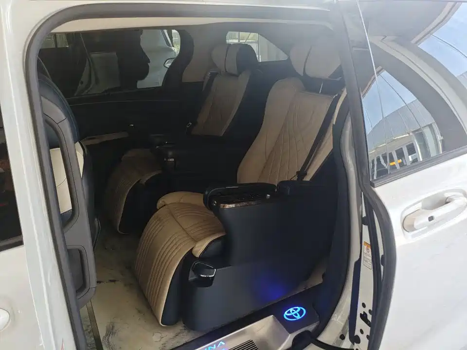 Toyota Sienna — фото 3