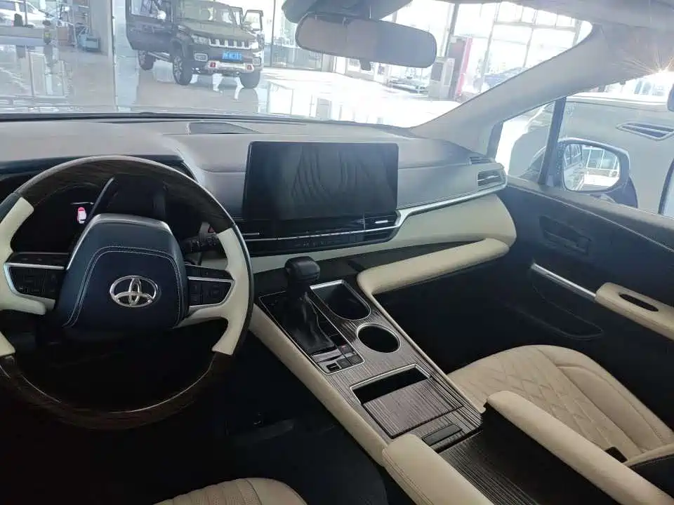 Toyota Sienna — фото 4