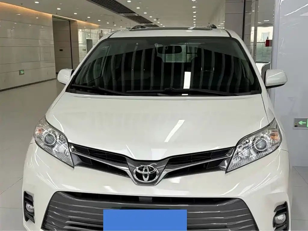 Toyota Sienna — фото 2