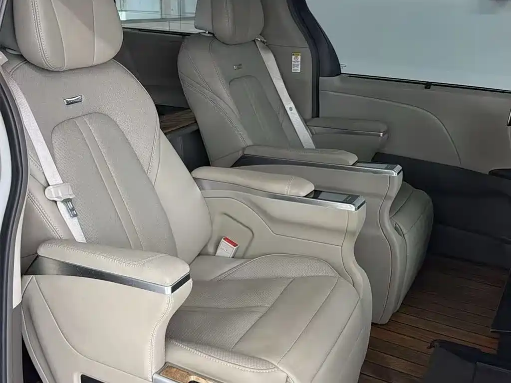 Toyota Sienna — фото 4