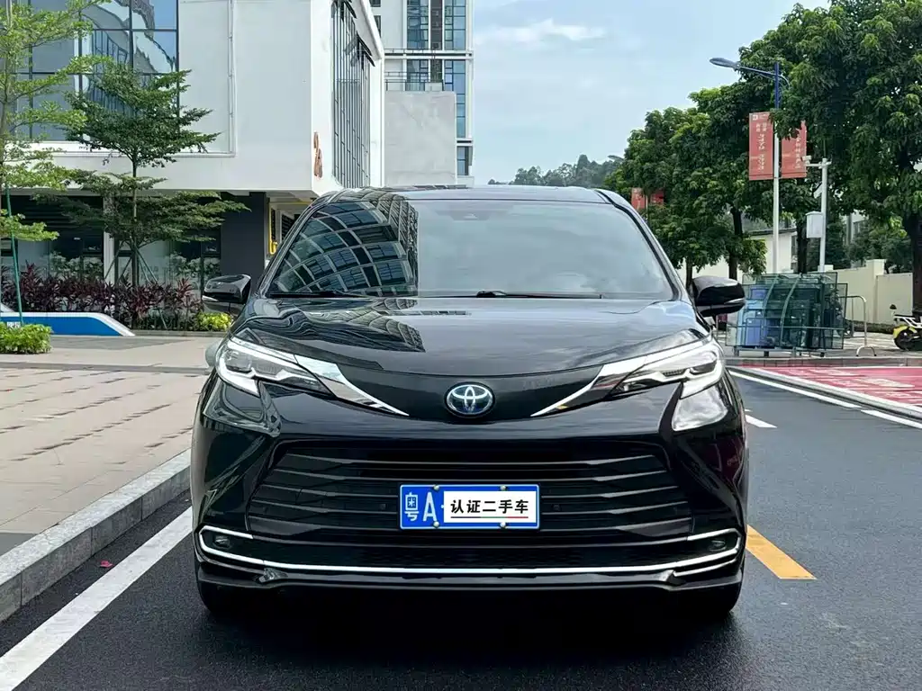 Toyota Sienna — фото 2