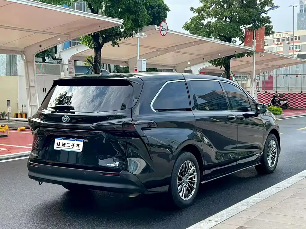 Toyota Sienna — фото 5