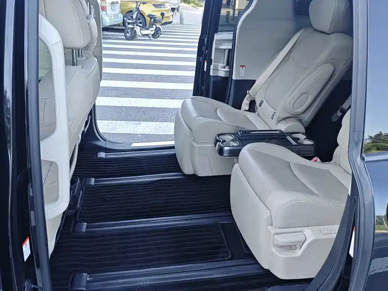Toyota Granvia — фото 6