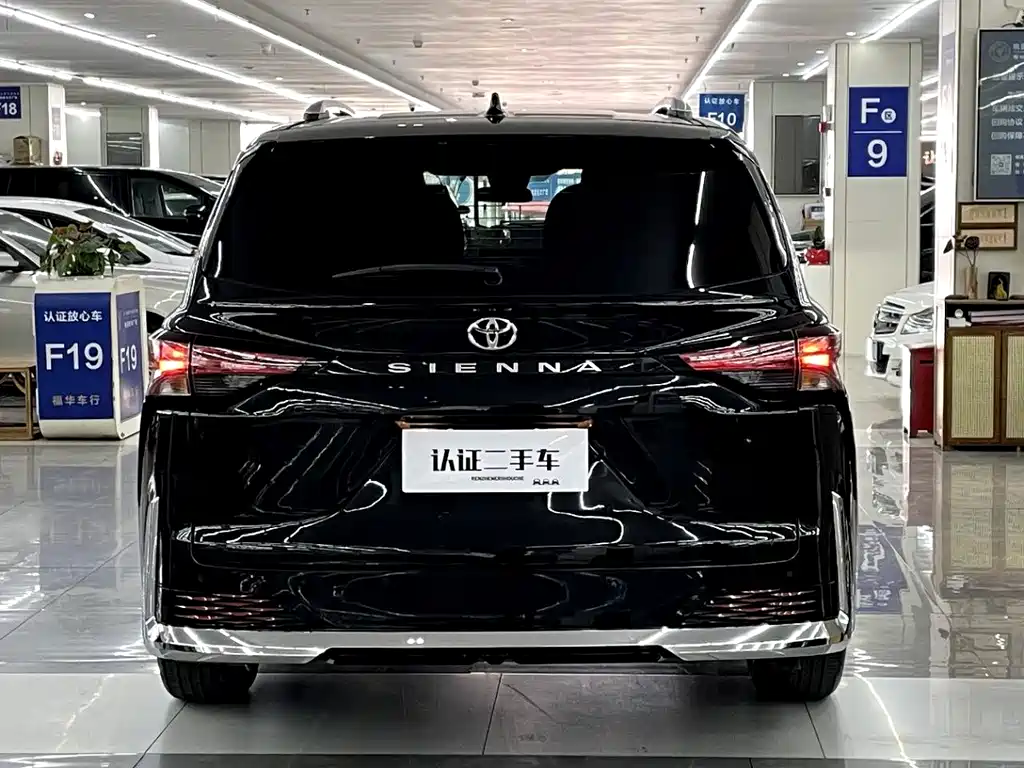 Toyota Sienna — фото 21