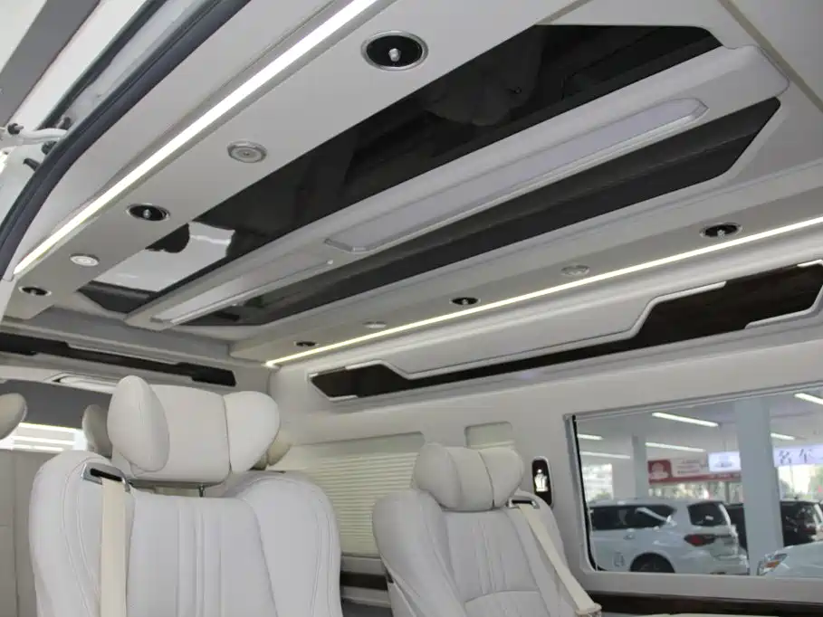 Toyota Hiace — фото 15