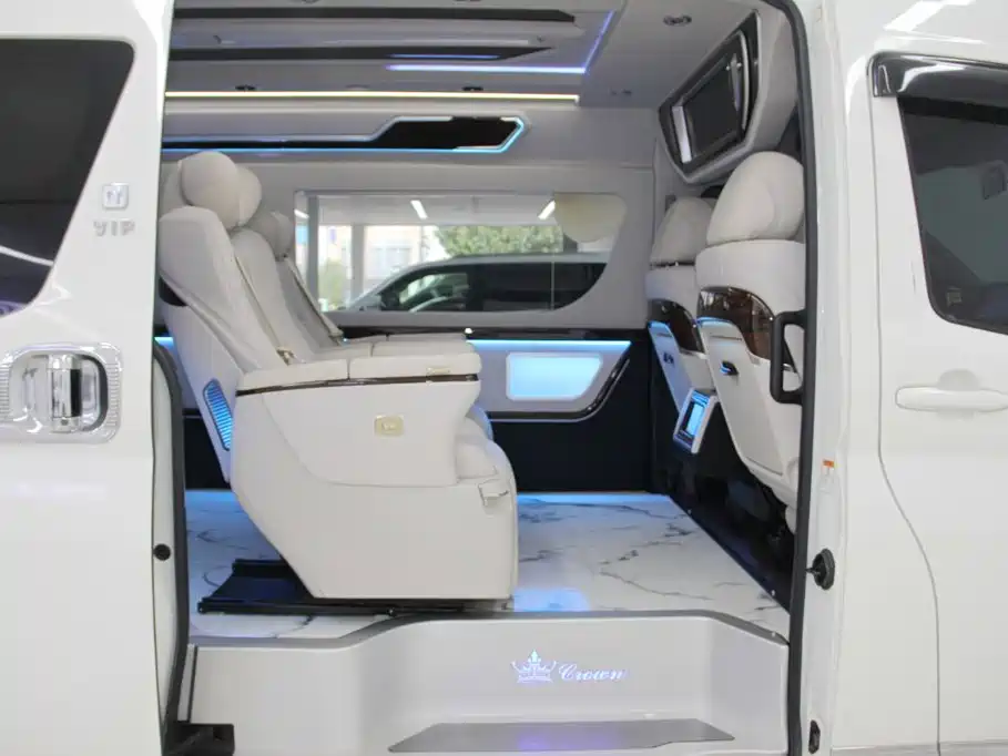 Toyota Hiace — фото 16