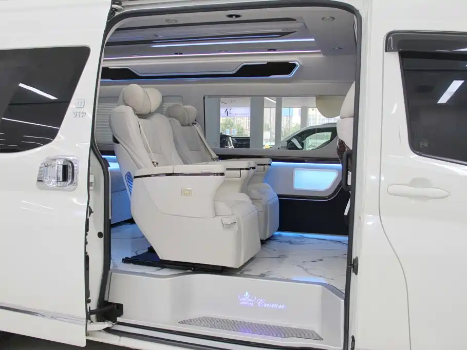 Toyota Hiace — фото 17