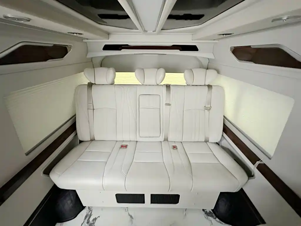 Toyota Hiace — фото 19