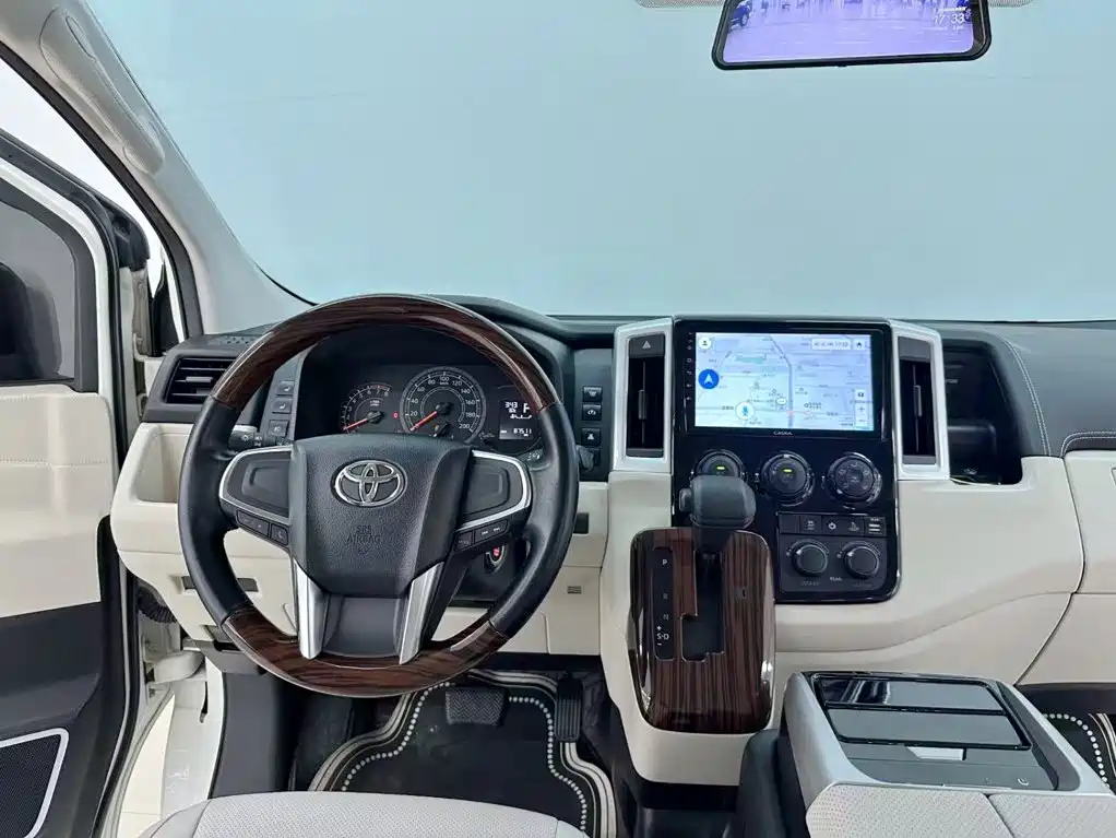 Toyota Hiace — фото 20