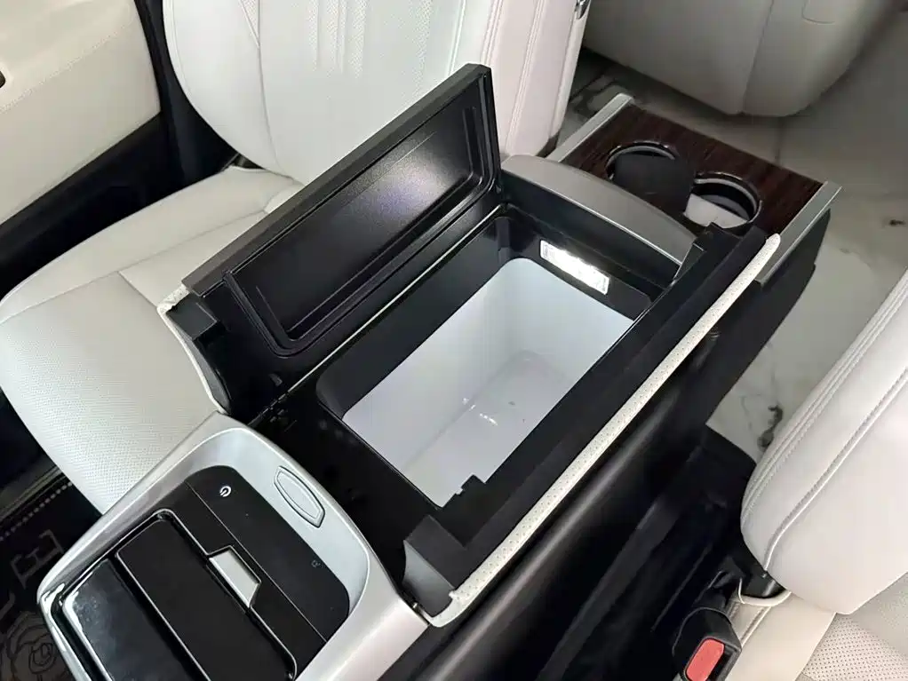 Toyota Hiace — фото 22